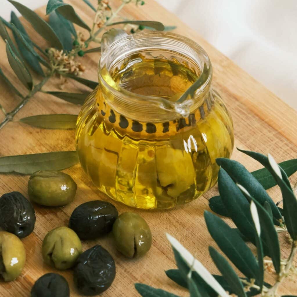 Immagine di Olio con olive. Rappresenta il reparto dei degustatori di olio di Unioncamere Toscana